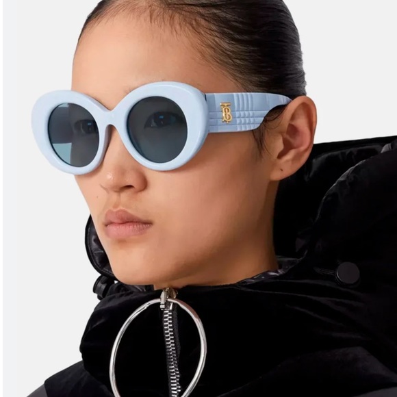 Burberry Sunglasses, New 240 - Picture 4 of 8